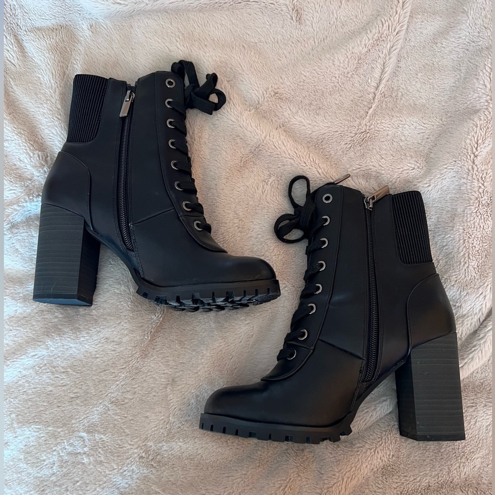 Size 7 black heeled booties